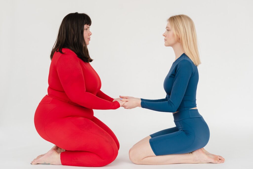 赤の服の太った女性と青の服の痩せた女性