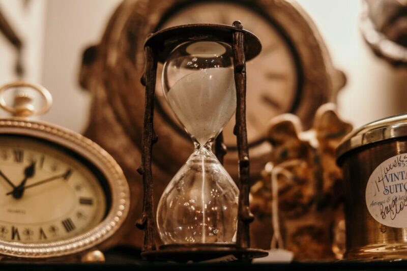 砂時計と時計のセピア色の写真