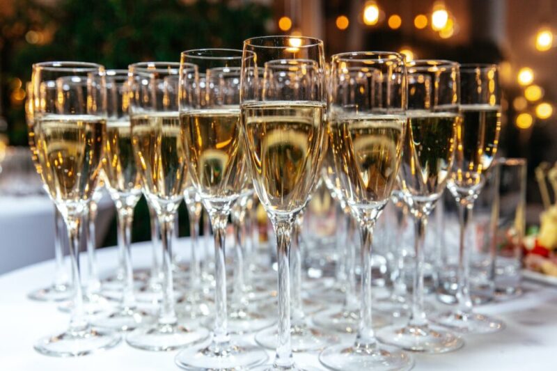 シャンパンが入っているきれいに並んだグラス