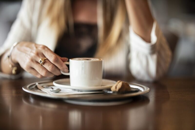カフェでコーヒーを一人で飲んでいる女性