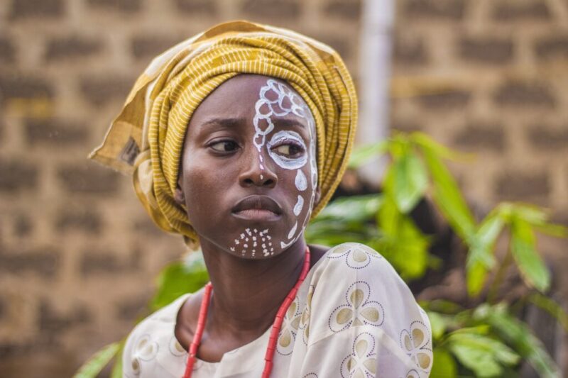 独特の伝統的なメイクをしているアフリカの女性